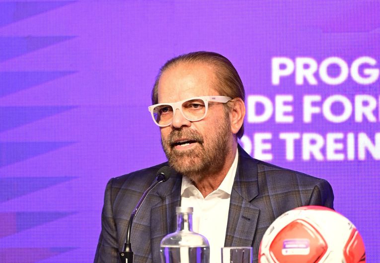 imagem da materia: Presidente da FPF comenta mudança no calendário do futebol