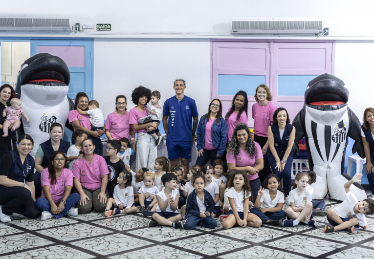 imagem da materia: Santos promove entrega de kits infantis em instituições