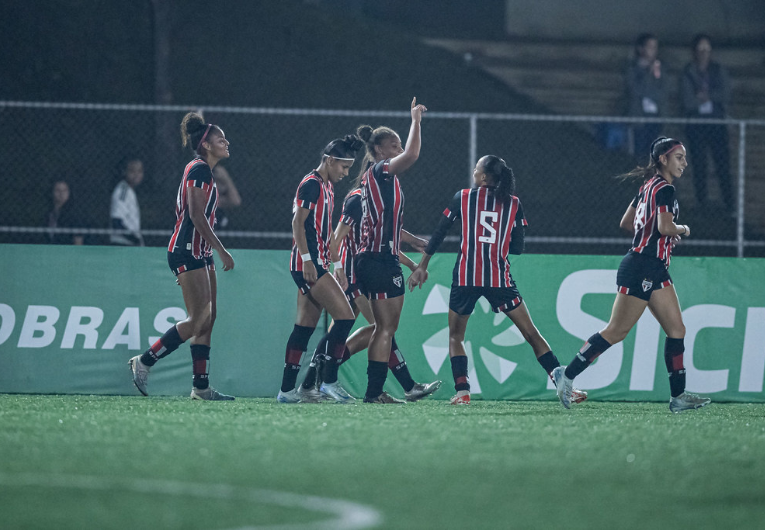 imagem da materia: São Paulo goleia e avança às quartas da Copinha Feminina