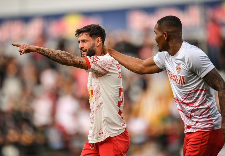 imagem da materia: Bragantino goleia Criciúma e garante permanência na Série A