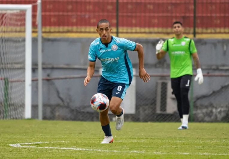 imagem da materia: União Barbarense contrata o volante Victor Zaga