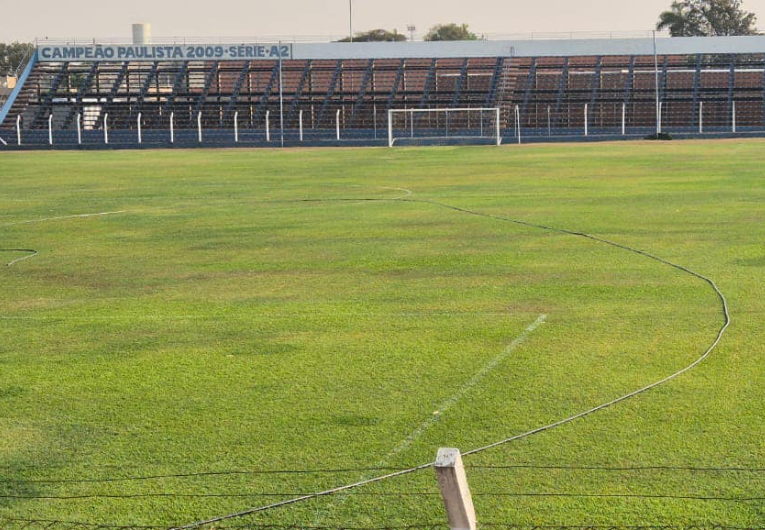 imagem da materia: Patricio Arroyo recebe novo gramado e Monte Azul comemora
