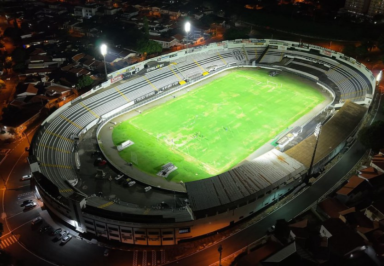 imagem da materia: Ponte Preta instala novos refletores no Moisés Lucarelli