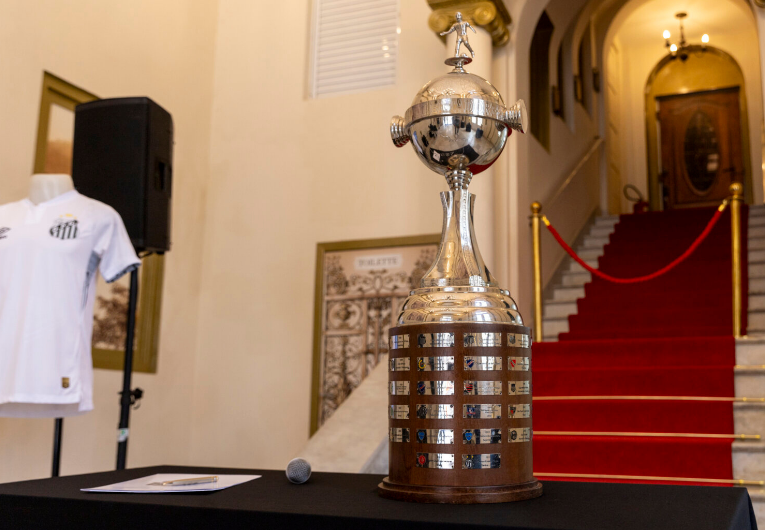 imagem da materia: Santos inicia exposição de troféus em parceria com ACS