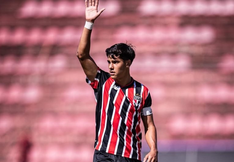 imagem da materia: Lateral-esquerdo da base do São Paulo é alvo do Barcelona