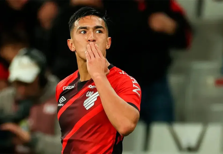 imagem da materia: Tomás Cuello, atacante do Athletico-PR é alvo do Palmeiras