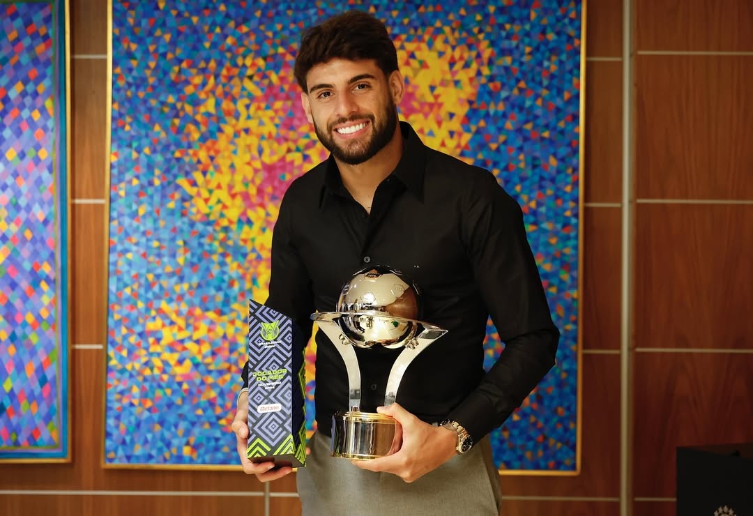 imagem da materia: Yuri Alberto recebe Troféu Roberto Dinamite