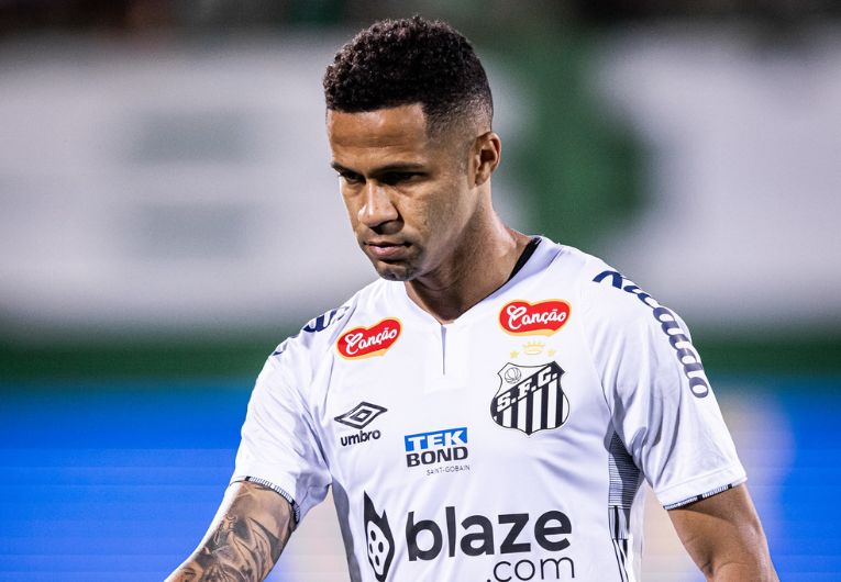 imagem da materia: Serginho tem permanência incerta no Santos para 2025