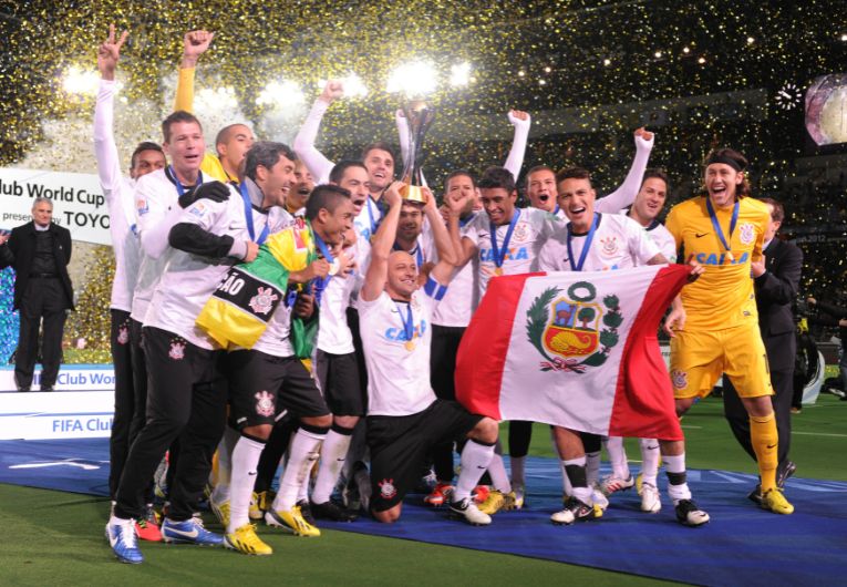 Elenco do Corinthians com a taça do Mundial.