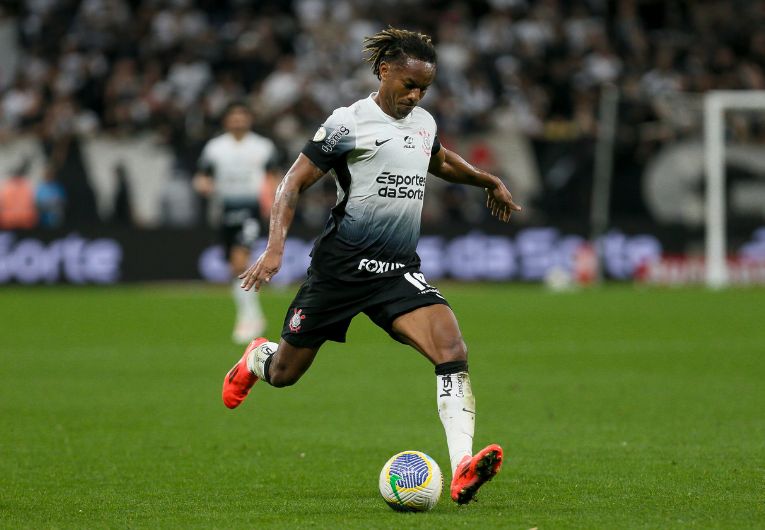 Carrillo em ação pelo Corinthians.