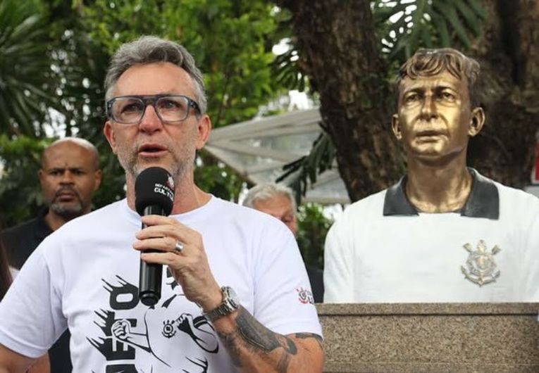 imagem da materia: Craque Neto recebe homenagem com busto no Corinthians