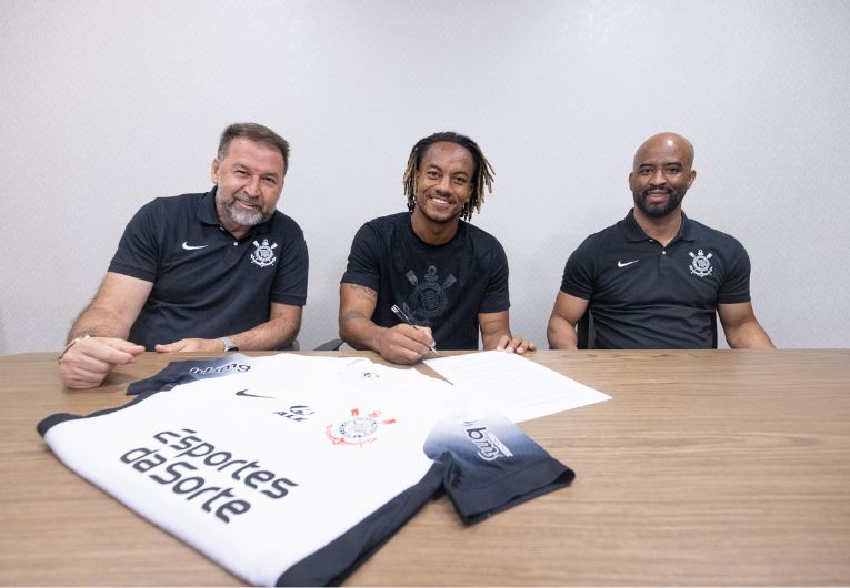 imagem da materia: Carrillo elogia torcida e projeta 2025 do Corinthians