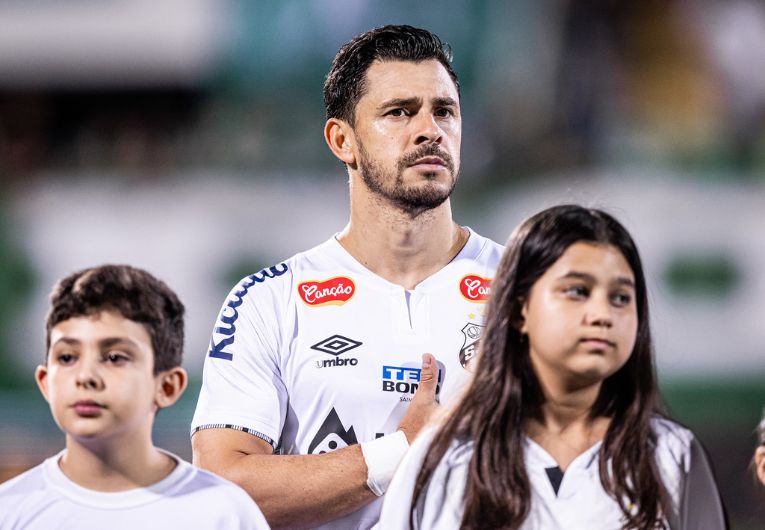 imagem da materia: De saída do Santos, Giuliano pode reforçar o Coritiba