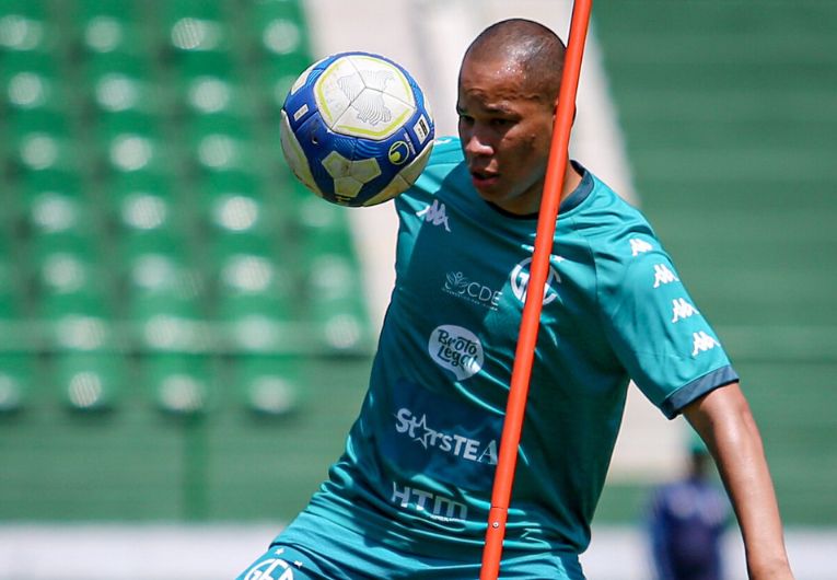 imagem da materia: Guarani aguarda propostas para vender Caio Dantas