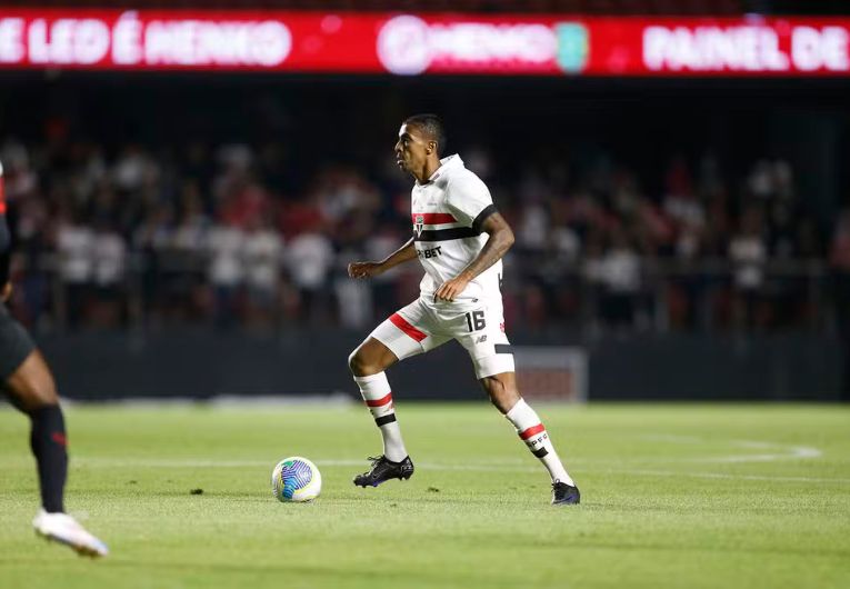 imagem da materia: São Paulo anuncia renovação de Luiz Gustavo