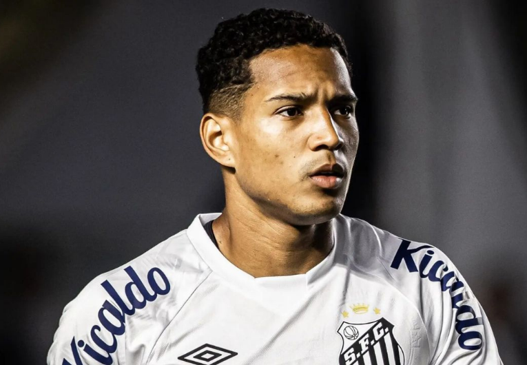 imagem da materia: Santos encaminha venda do lateral João Lucas ao Grêmio