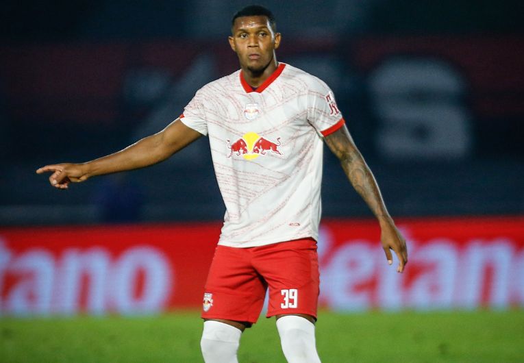 imagem da materia: Bragantino renova com Douglas Mendes