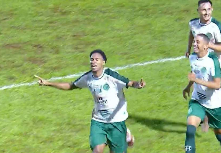 imagem da materia: Guarani vira contra o Galo com golaço de zagueiro no final