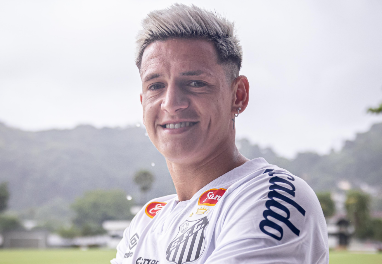 Santos oficializa chegada do lateral-direito Leo Godoy