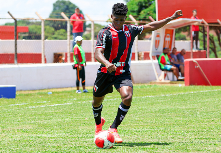 imagem da materia: Botafogo-SP assina contrato profissional com meia da Copinha