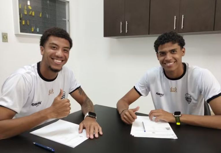imagem da materia: Dupla da base assina contrato profissional com o Comercial