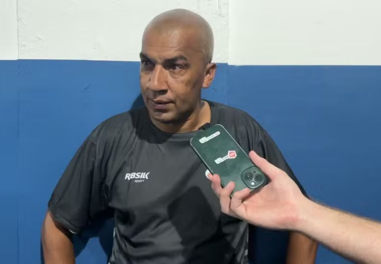 imagem da materia: Renato Peixe critica gramado do Lemense