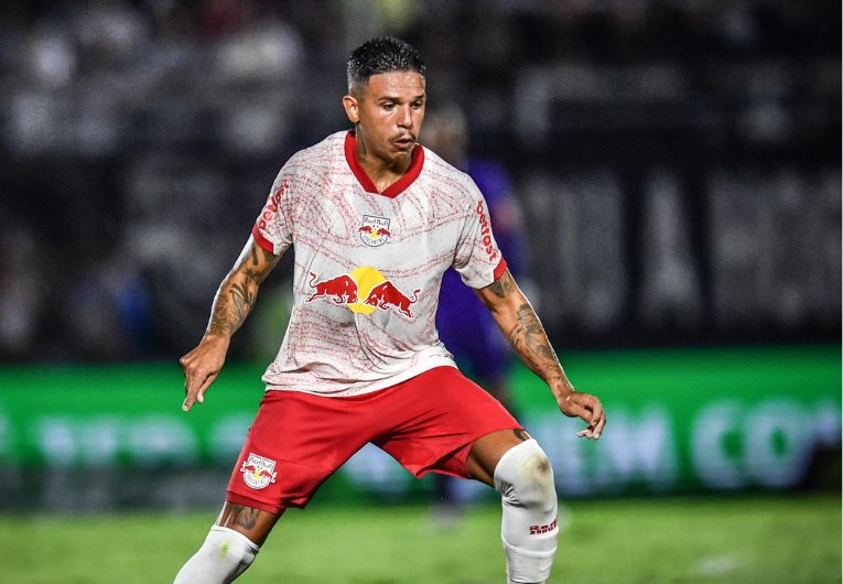 imagem da materia: Bragantino recebe proposta pelo volante Jadsom