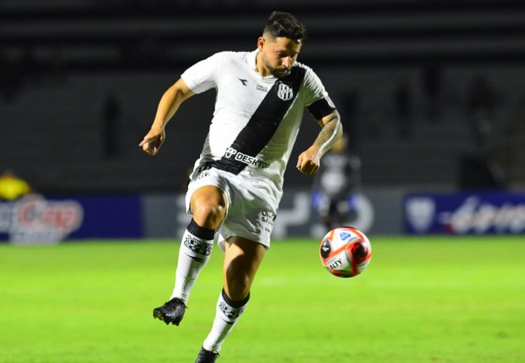 imagem da materia: Elvis alcança a marca de 100 jogos pela Ponte Preta