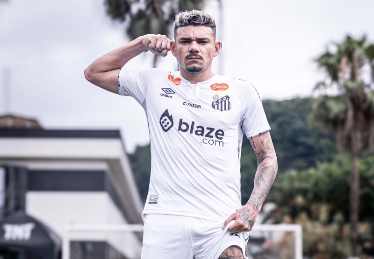 Santos oficializa contratação do atacante Tiquinho Soares
