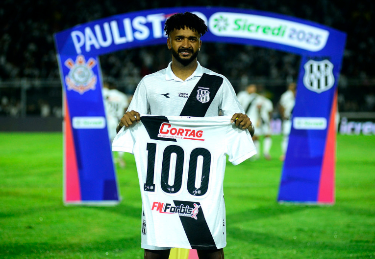 Artur completa 100 jogos com a camisa da Ponte Preta