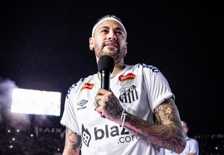 imagem da materia: Em festa na Vila, Neymar chora e assume a 10 do Santos