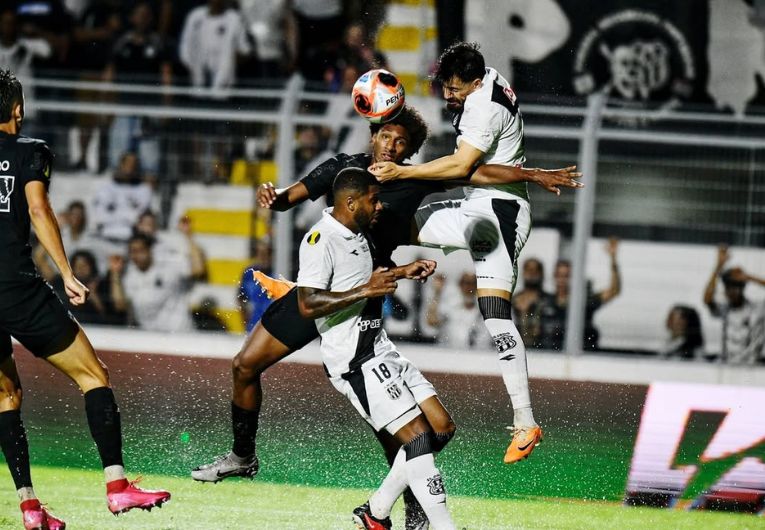 imagem da materia: Em campo encharcado, Corinthians vence a Ponte Preta