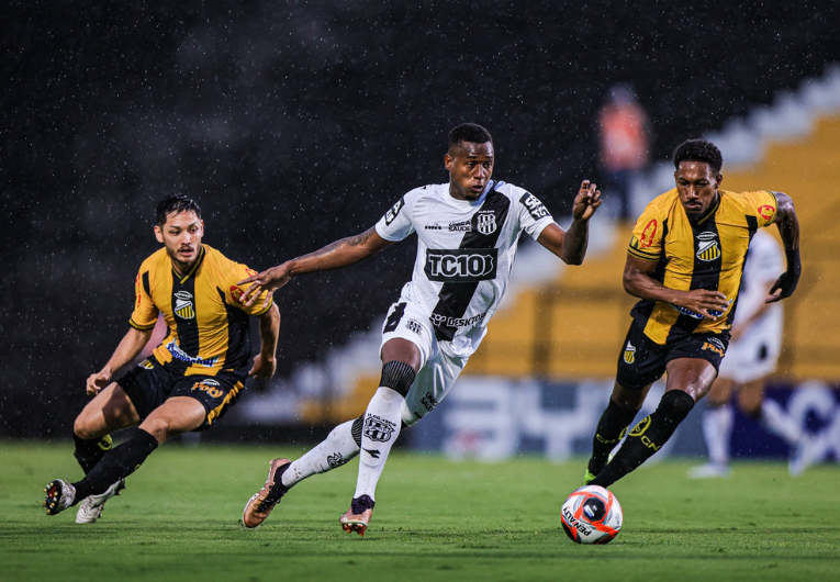 imagem da materia: Ponte Preta vence partida com jogador a menos