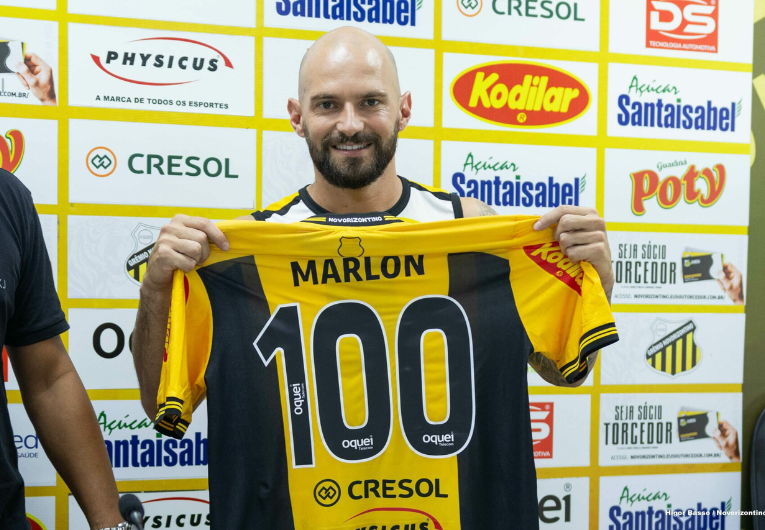 imagem da materia: Marlon celebra 100 jogos com a camisa do Novorizontino