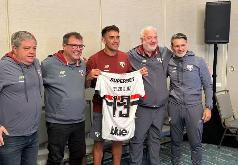 imagem da materia: Enzo Díaz é apresentado pelo São Paulo