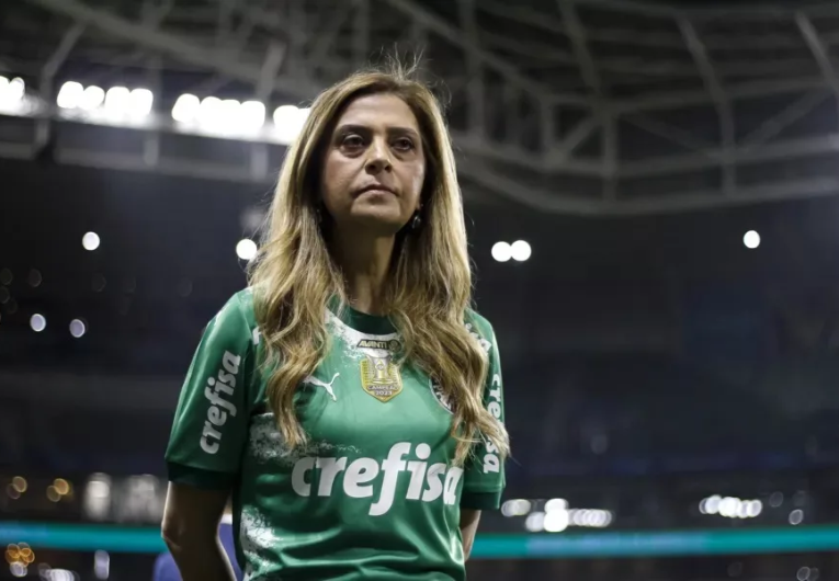 imagem da materia: Torcida do Palmeiras pressiona Leila Pereira por reforços