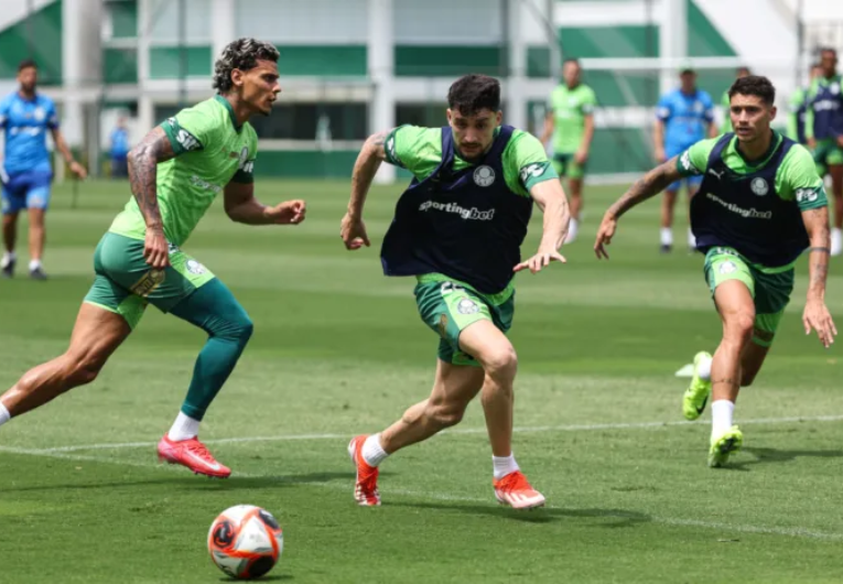 imagem da materia: Emiliano Martínez treina com elenco em reapresentação