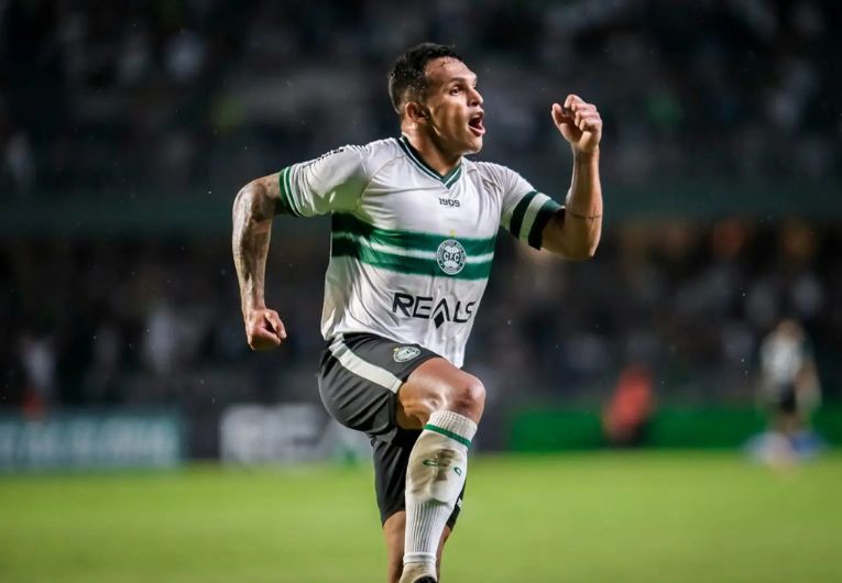 imagem da materia: Guarani estuda proposta por atacante ex-Coritiba