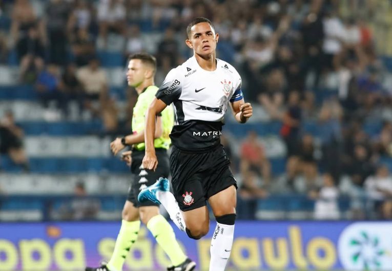 imagem da materia: Capitão do Corinthians celebra gol e estreia na Copinha