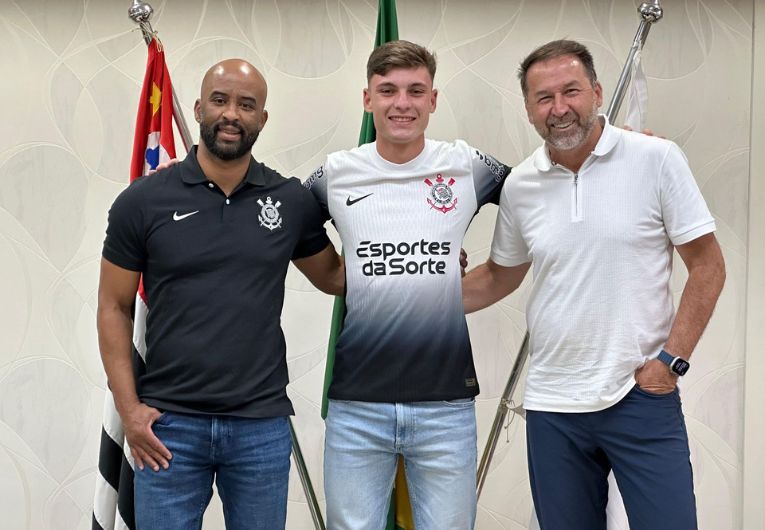 imagem da materia: Breno Bidon renova contrato com o Corinthians