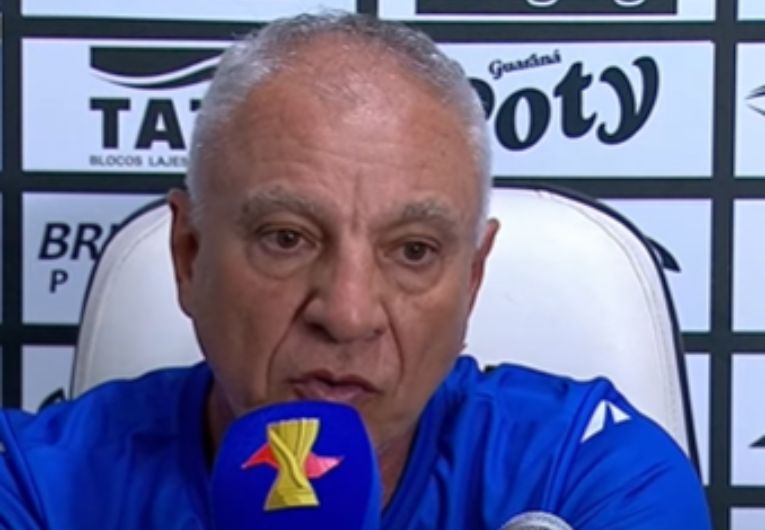 imagem da materia: Márcio Fernandes lamenta a derrota em sua estreia na Inter