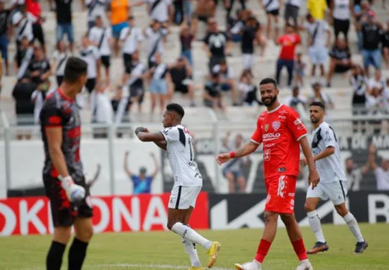 imagem da materia: Ponte Preta tem retrospecto dominante contra o Noroeste