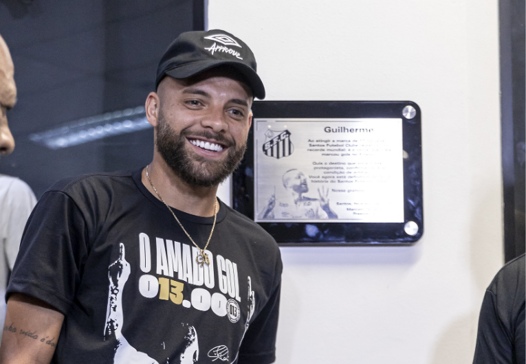 Guilherme recebe homenagem do Santos por gol histórico