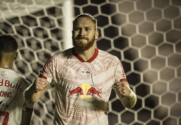 imagem da materia: Pitta celebra primeiro gol com a camisa do Bragantino