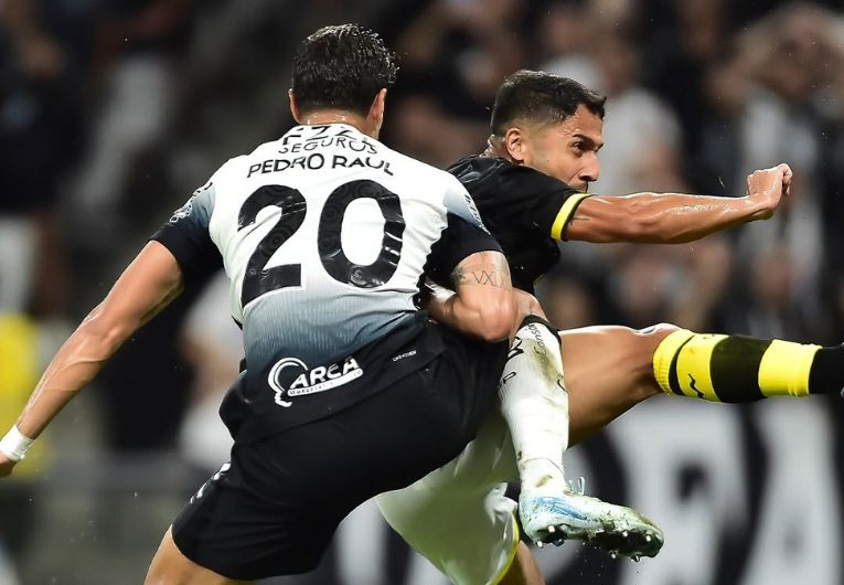 imagem da materia: Com gols no final do jogo, Corinthians derrota São Bernardo