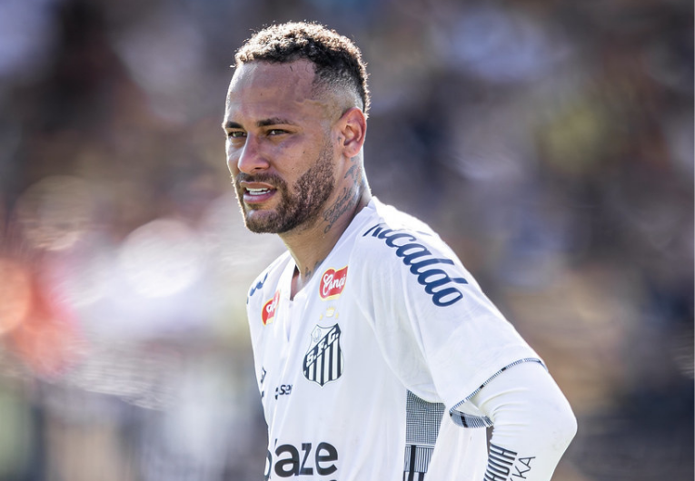 imagem da materia: Neymar volta a ser titular após mais de um ano