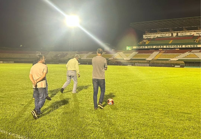 imagem da materia: União São João testa iluminação para jogos noturnos