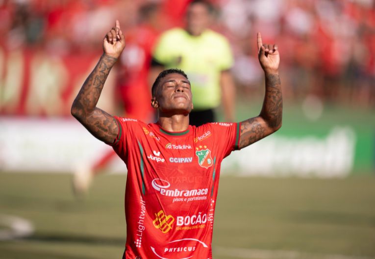 Sillas comemora gol marcado na vitória do Velo Clube