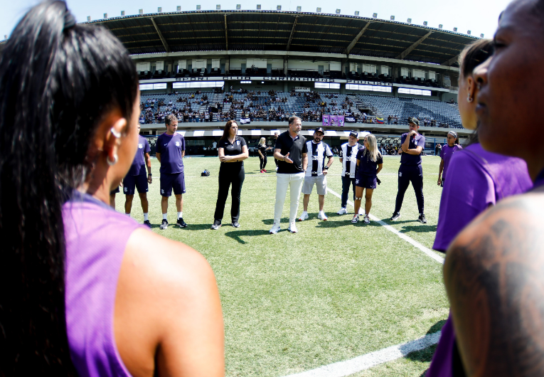 imagem da materia: Corinthians Feminino treina com apoio da Fiel na Fazendinha