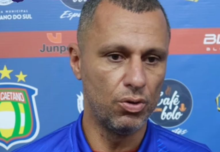 imagem da materia: São Caetano anuncia a saída do treinador Carlos Gonçalves